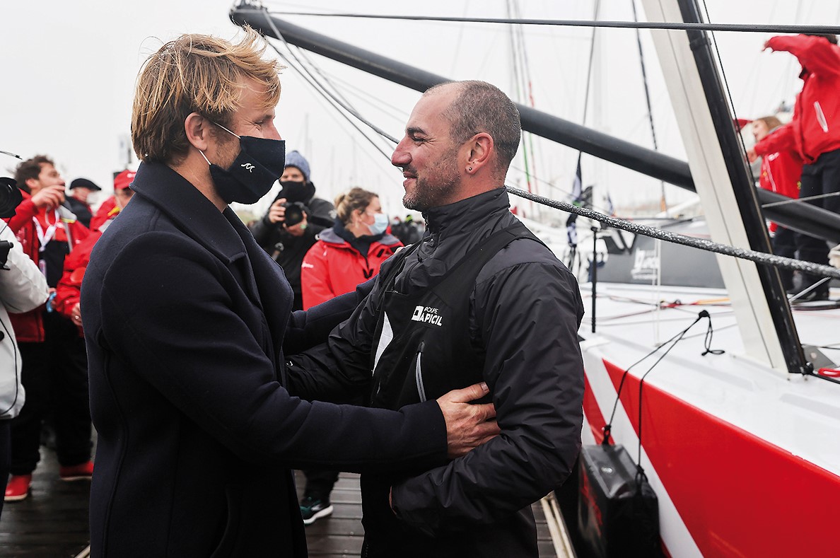 François Gabart vainqueur du Vendée Globe 2012 accueille Damien Seguin lors de son arrivée
du Vendée Globe, le 28 Janvier 2021